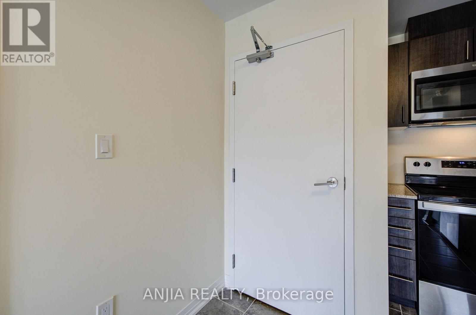 21 - 235 Mclevin Avenue Property Photo 4