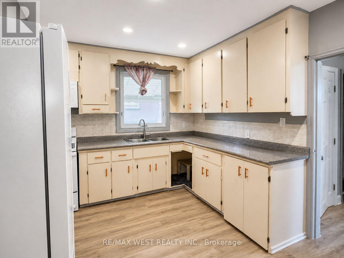 875 Ritson Road S Property Photo 3