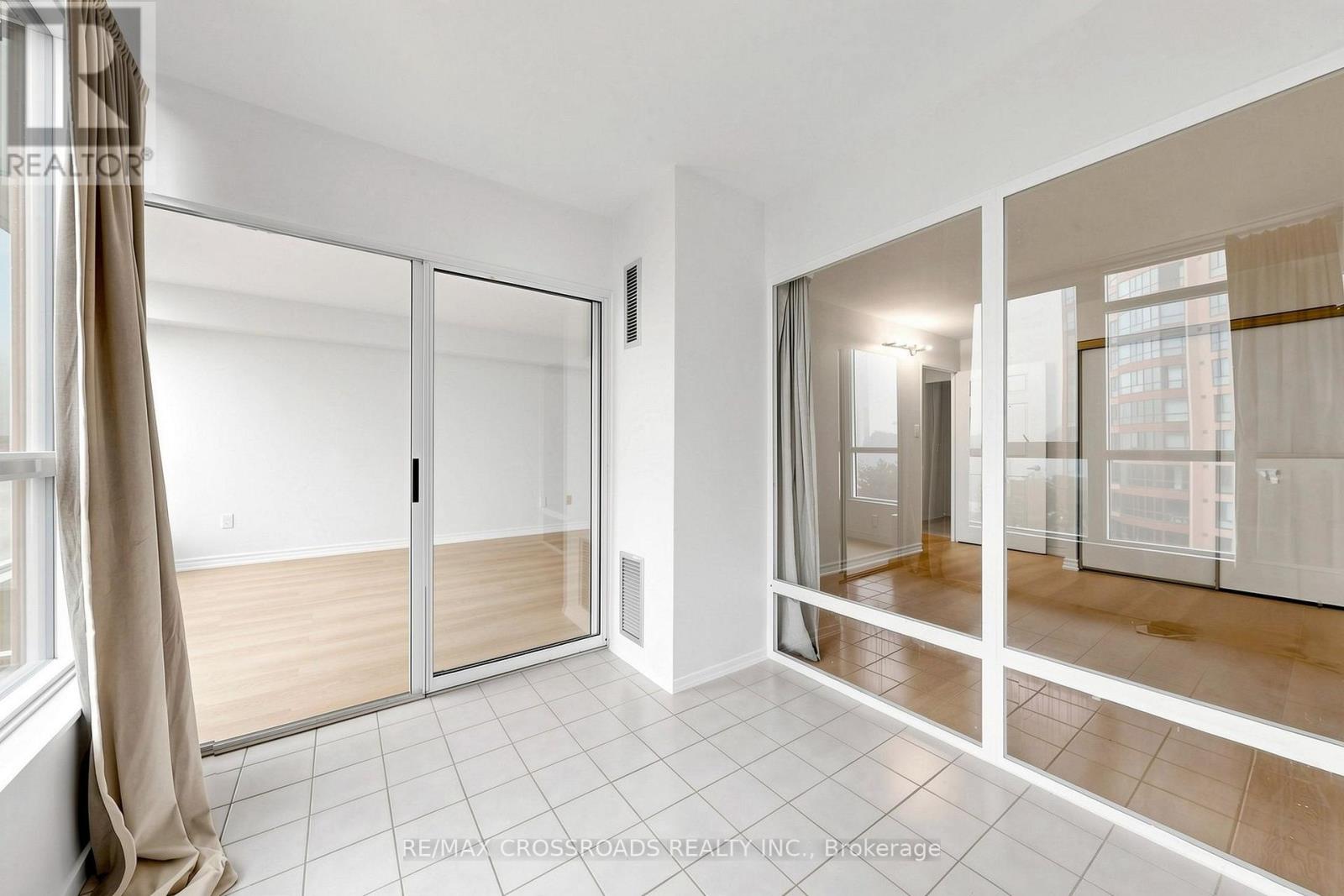 511 - 3233 Eglinton Avenue E Property Photo 25