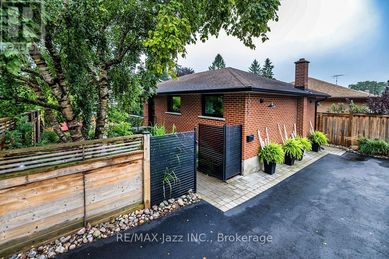 1085 Willowdale Avenue Property Photo 1