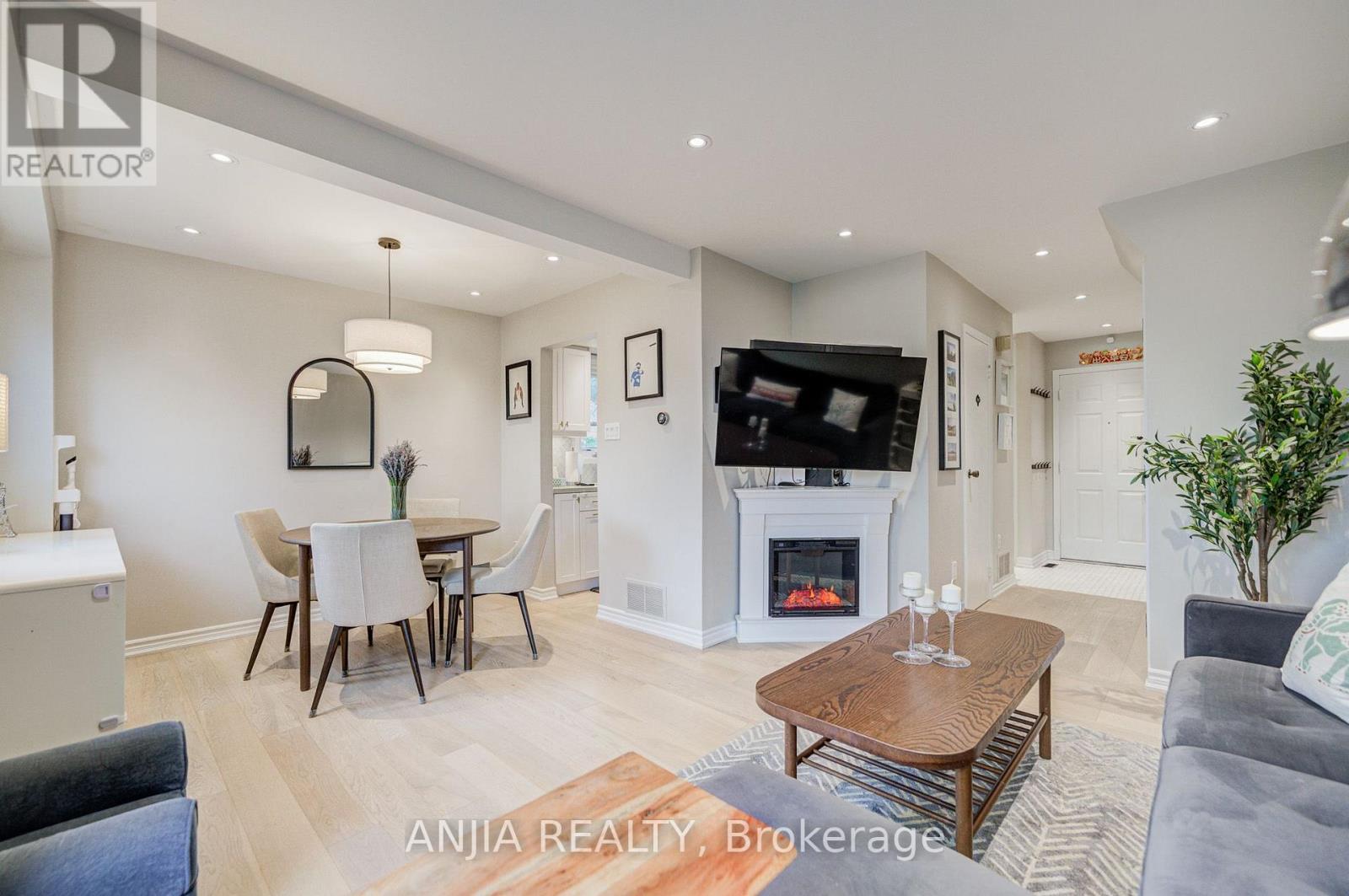 8 Maresfield Drive Property Photo 1