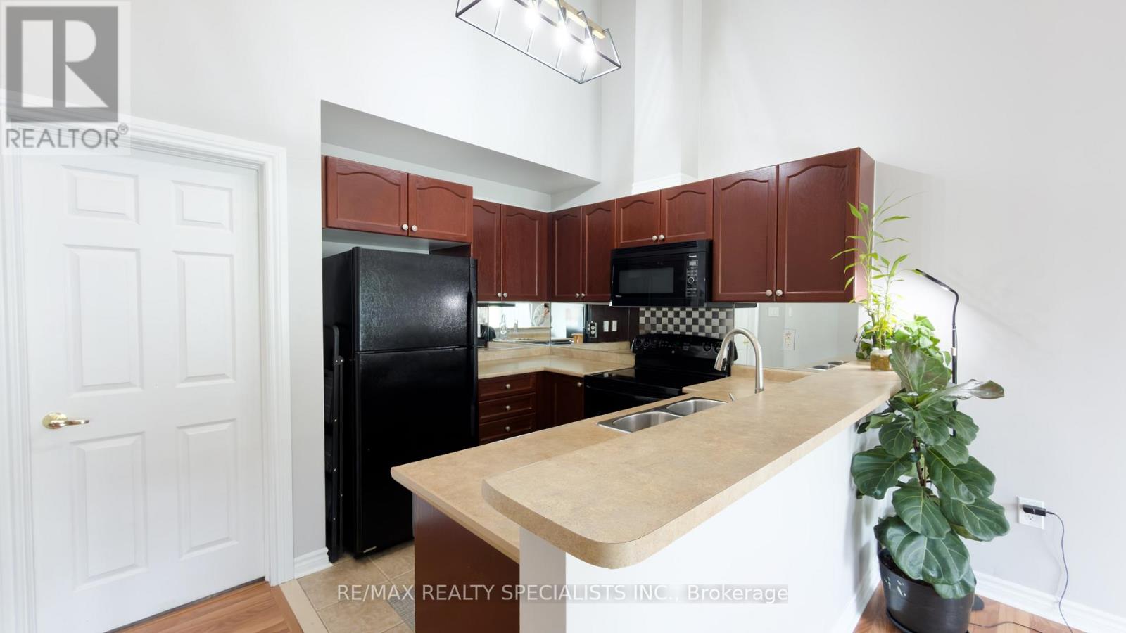 111 Civic Centre Drive Property Photo 6