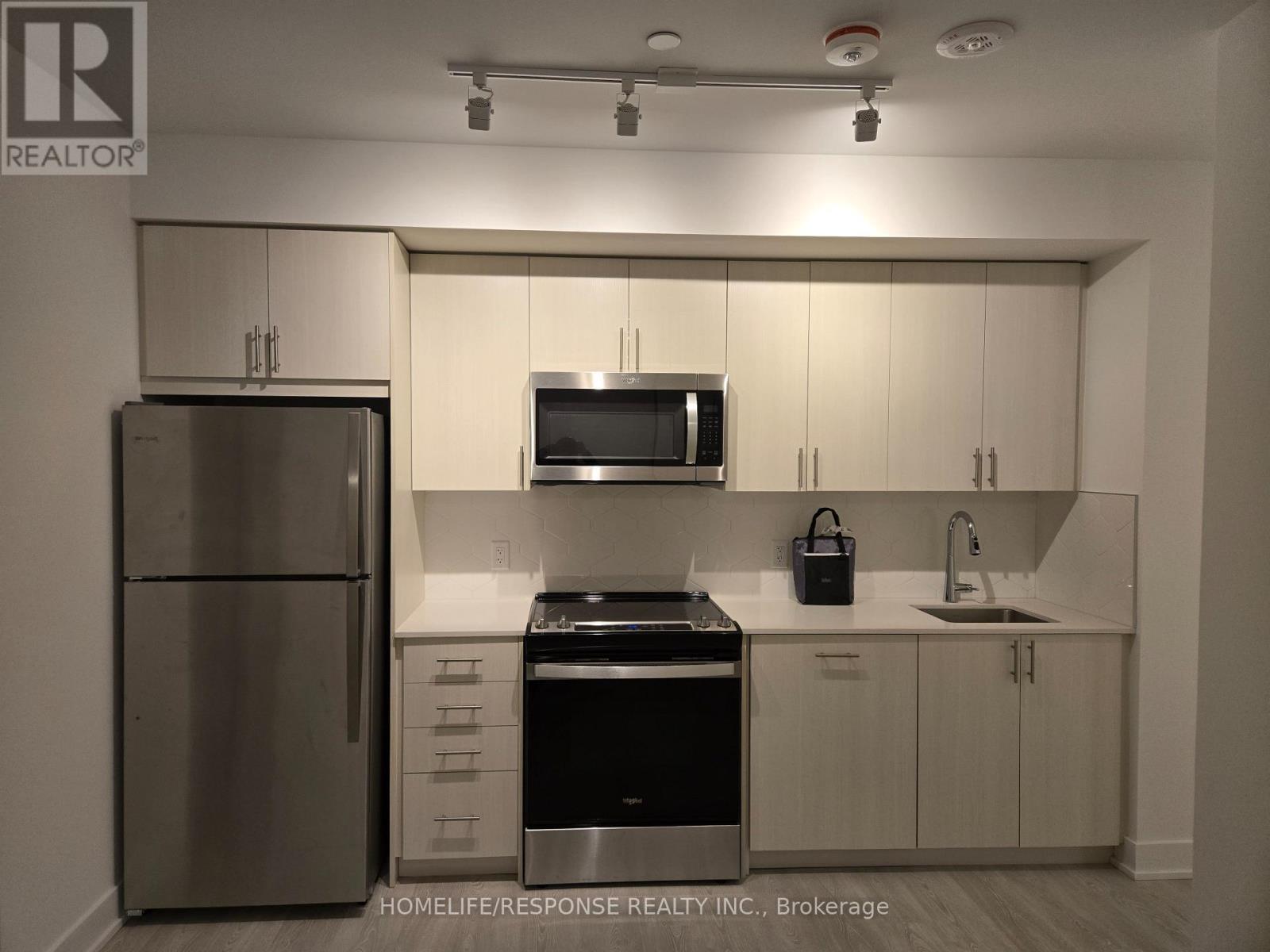916 - 2545 Simcoe Street N Property Photo 6