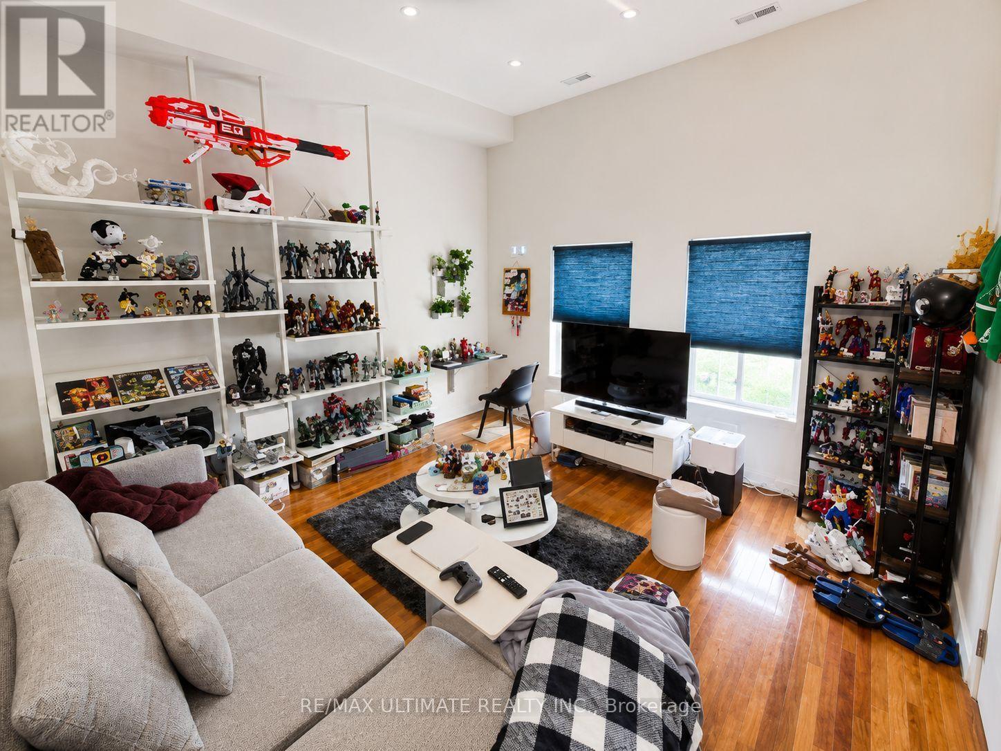 720-720a Queen Street E Property Photo 2