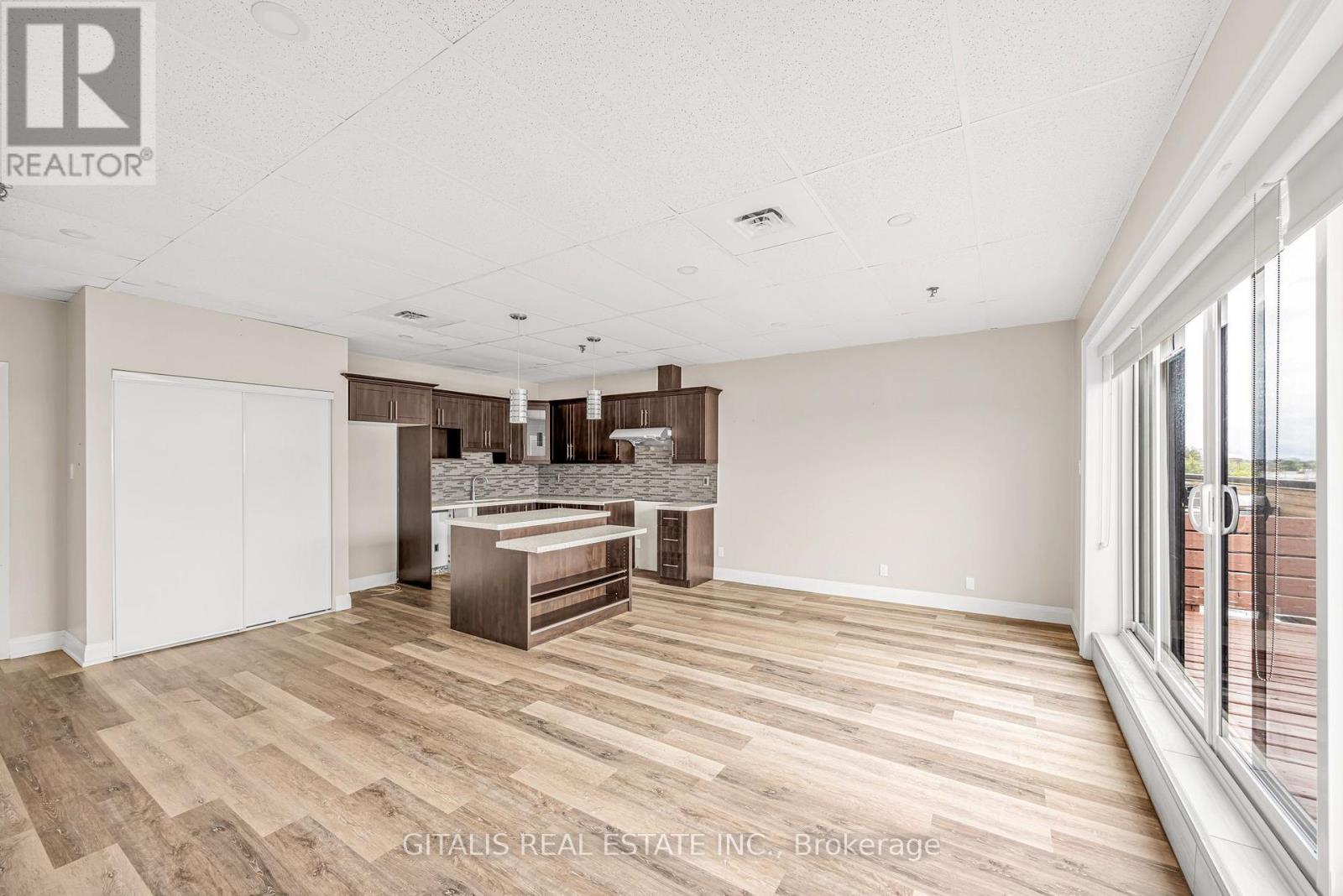 204 - 793 Pharmacy Avenue Property Photo 2