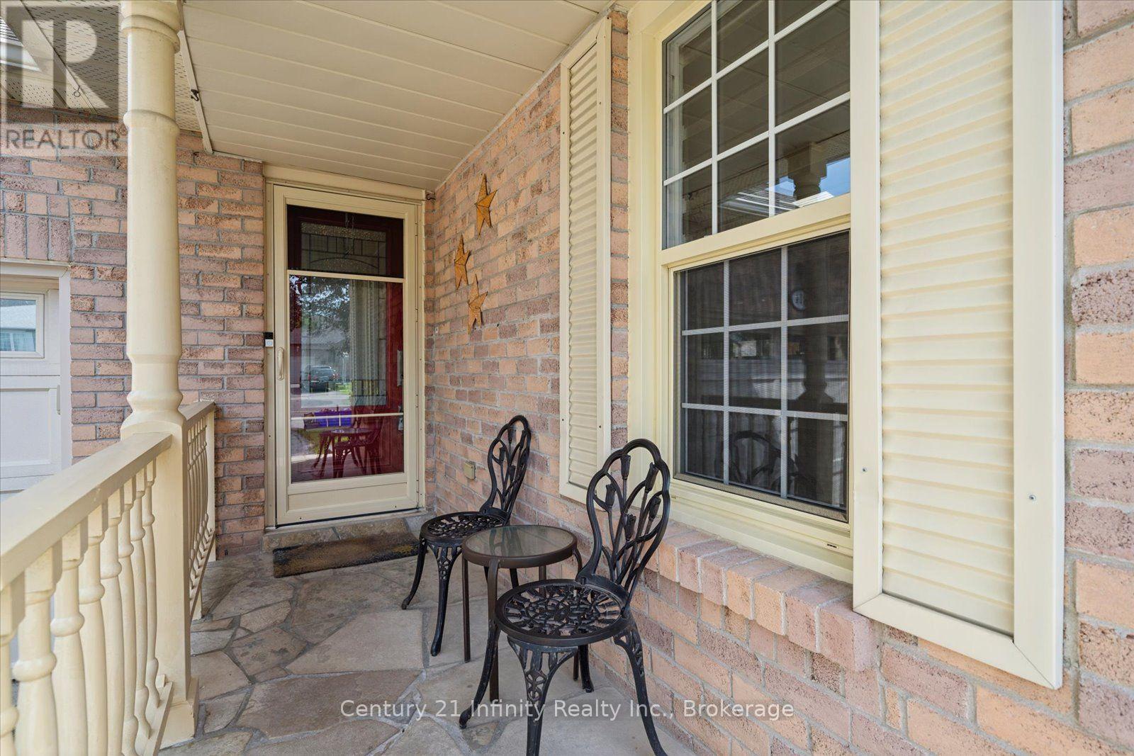 814 Lochness Crescent Property Photo 3