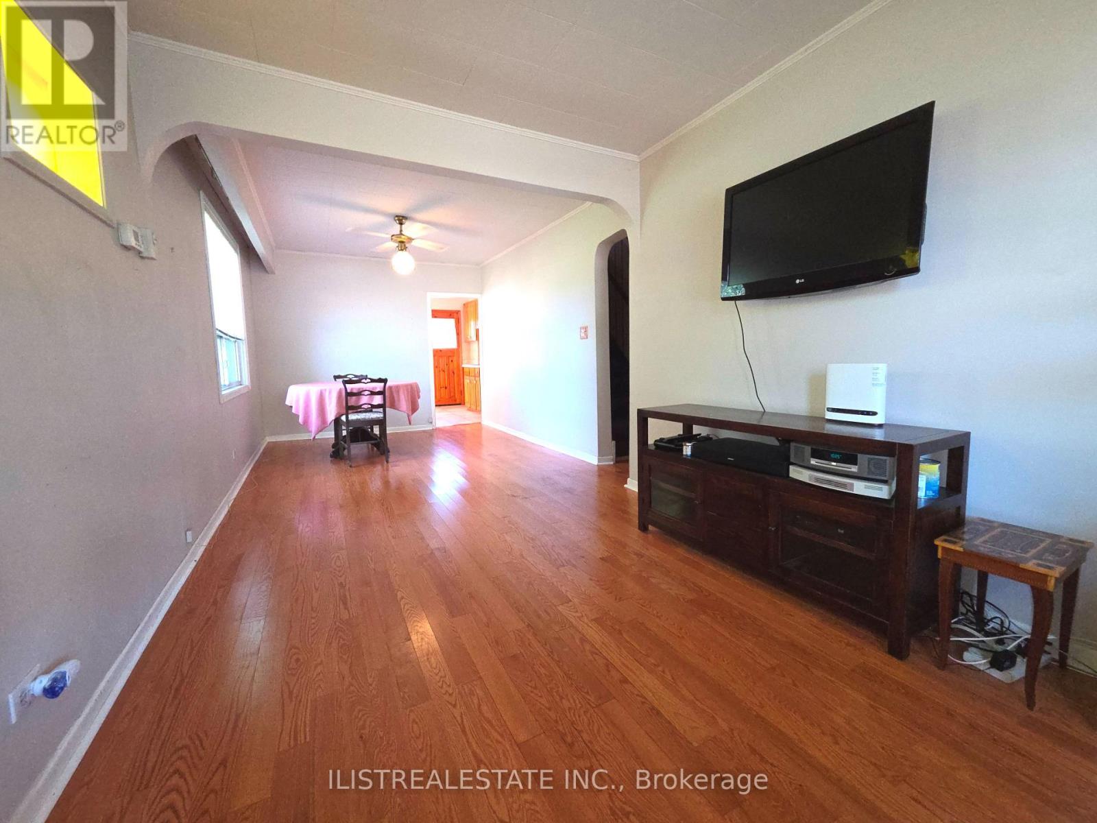 213 Blantyre Avenue Property Photo 4