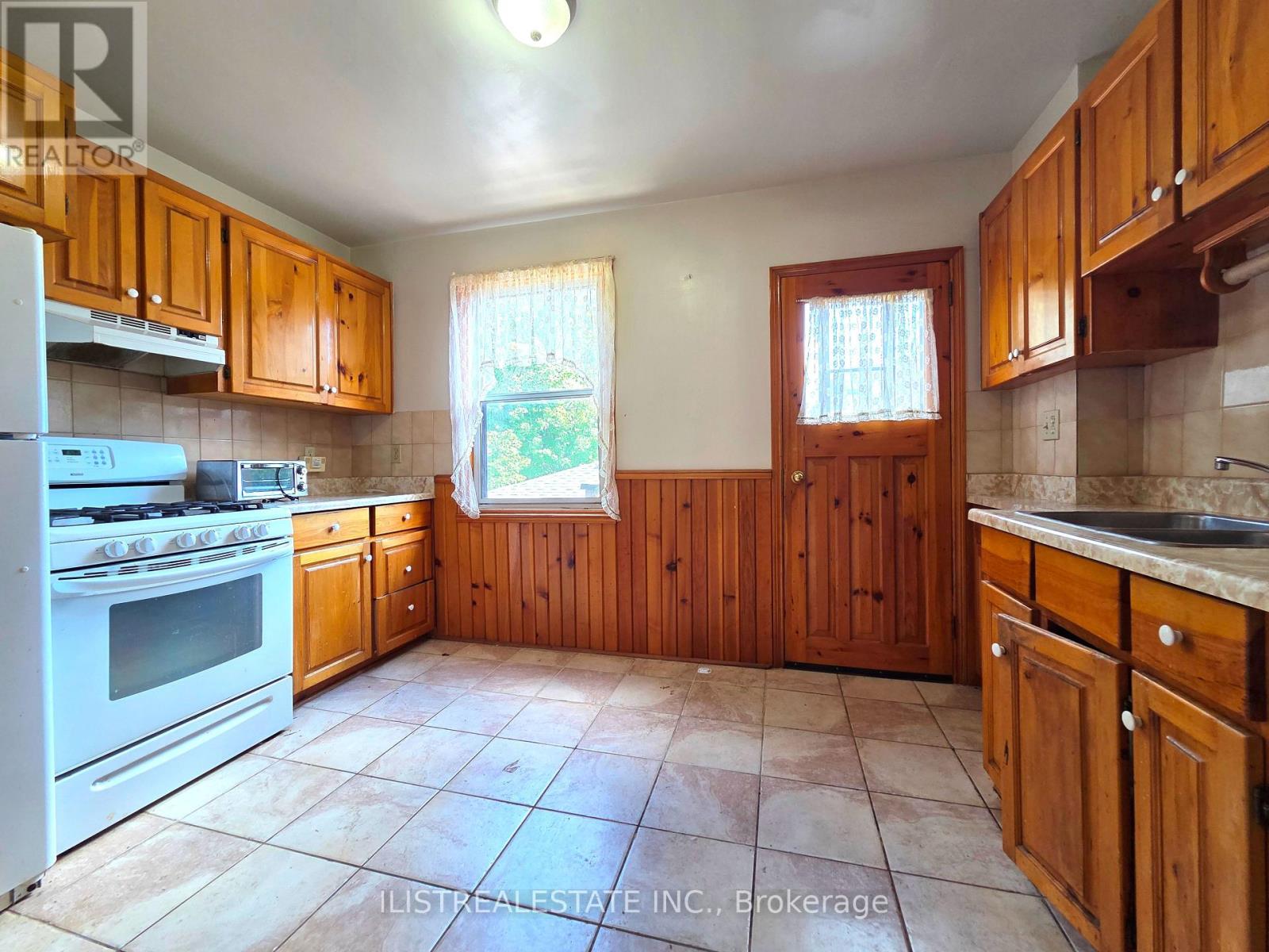 213 Blantyre Avenue Property Photo 6