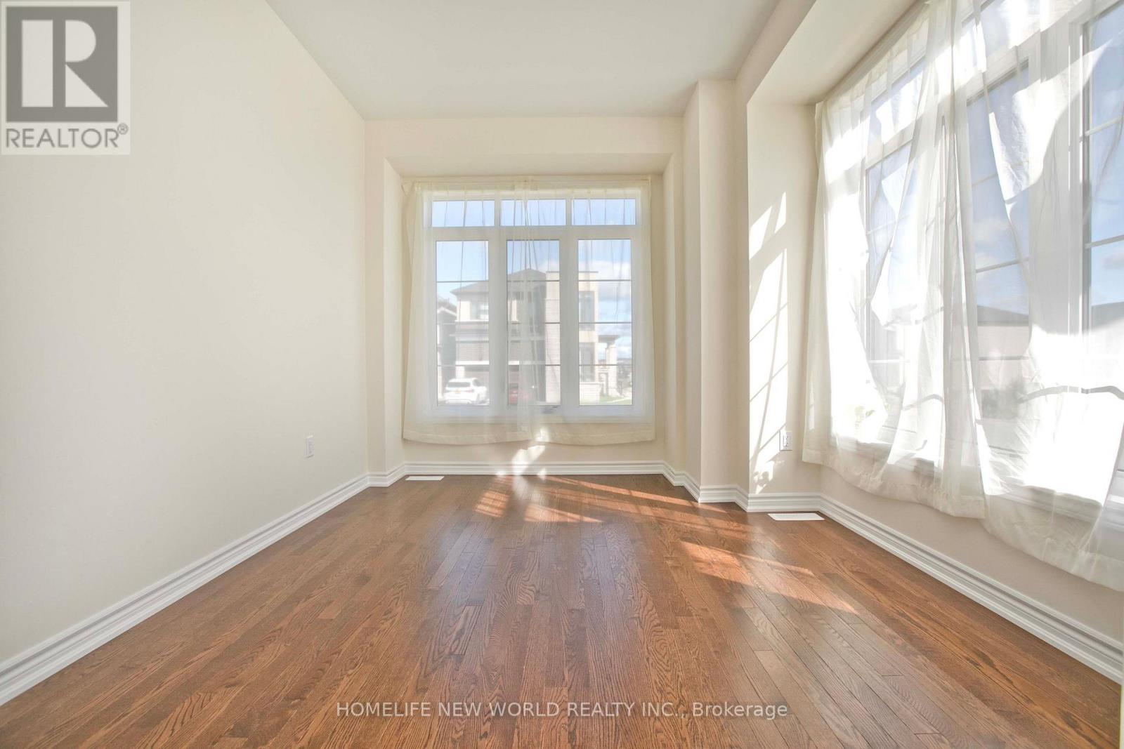 1864 Irish Moss Square Property Photo 3