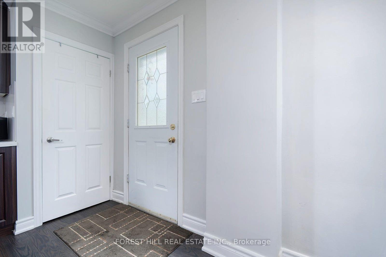 32 Stamford Square N Property Photo 3