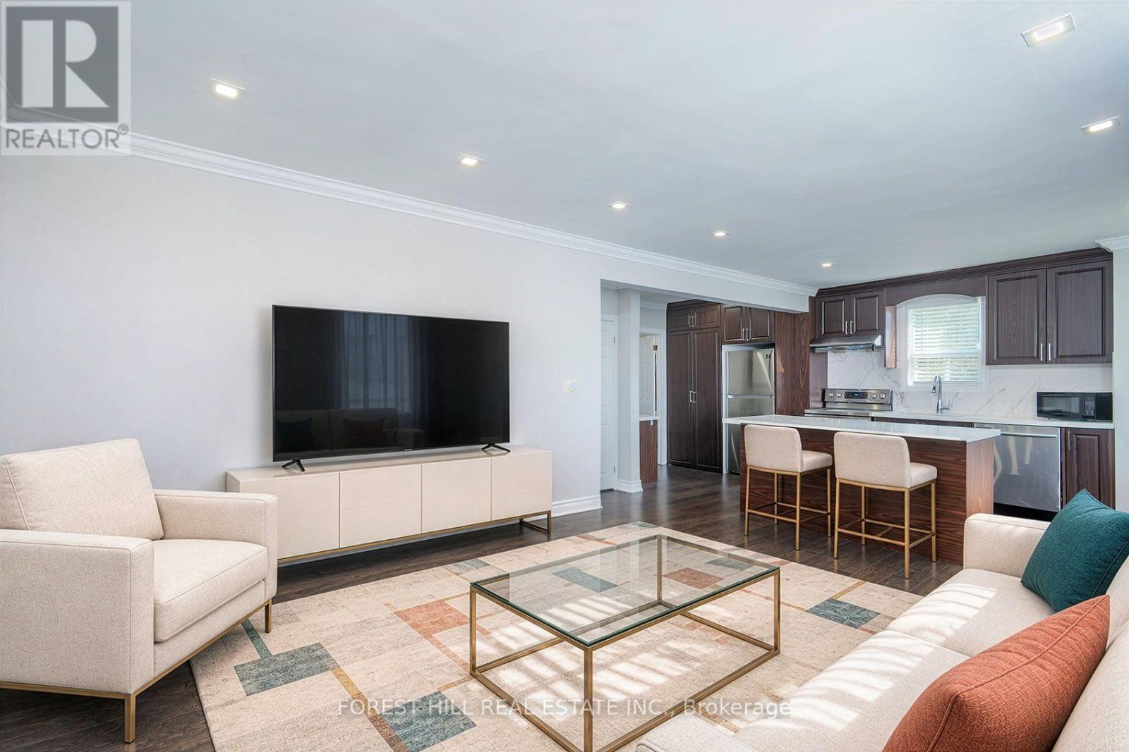 32 Stamford Square N Property Photo 4