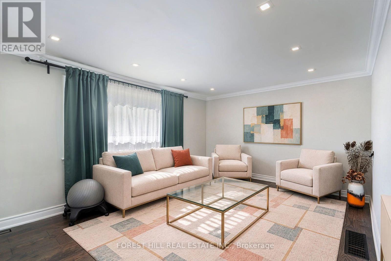 32 Stamford Square N Property Photo 5