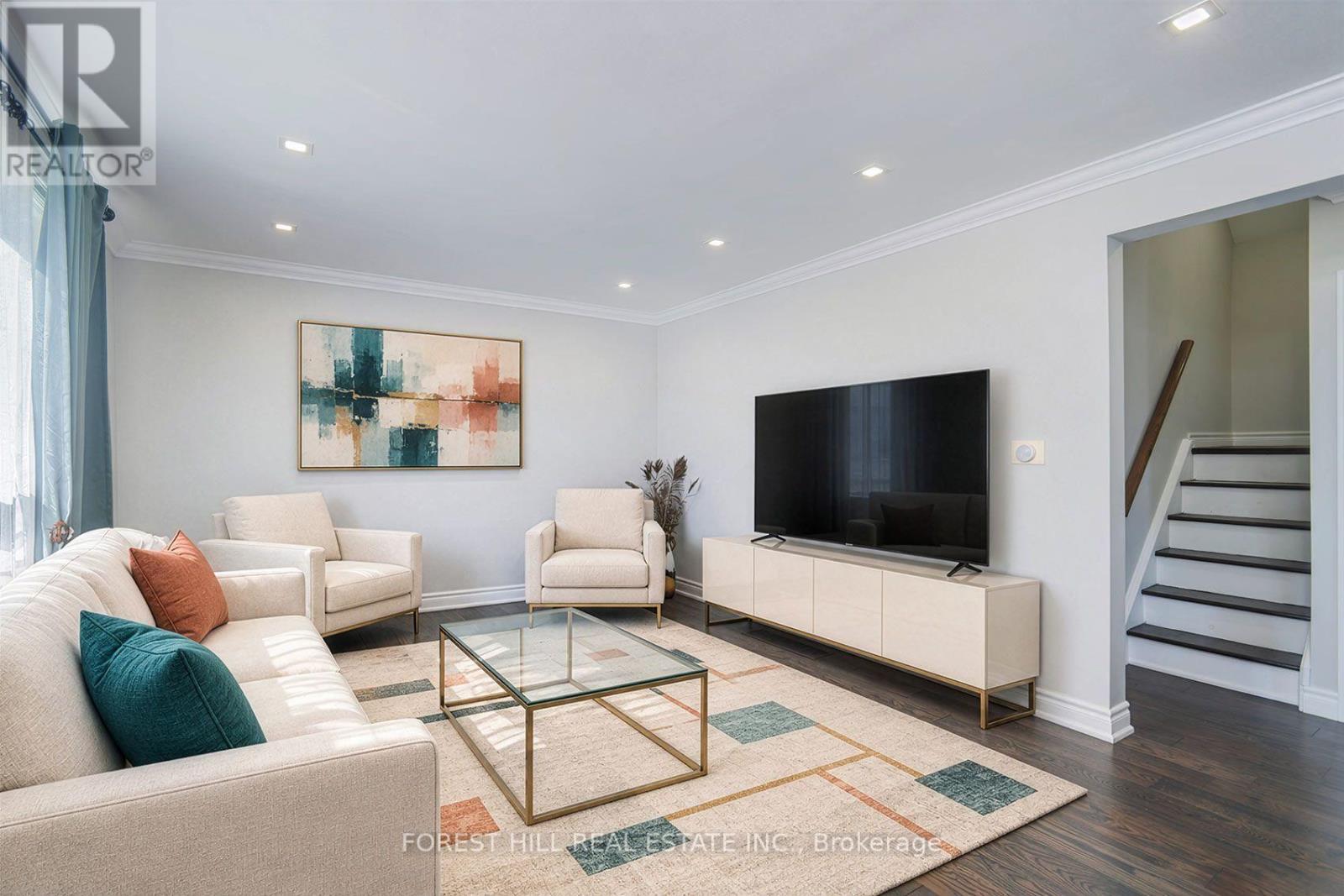 32 Stamford Square N Property Photo 6