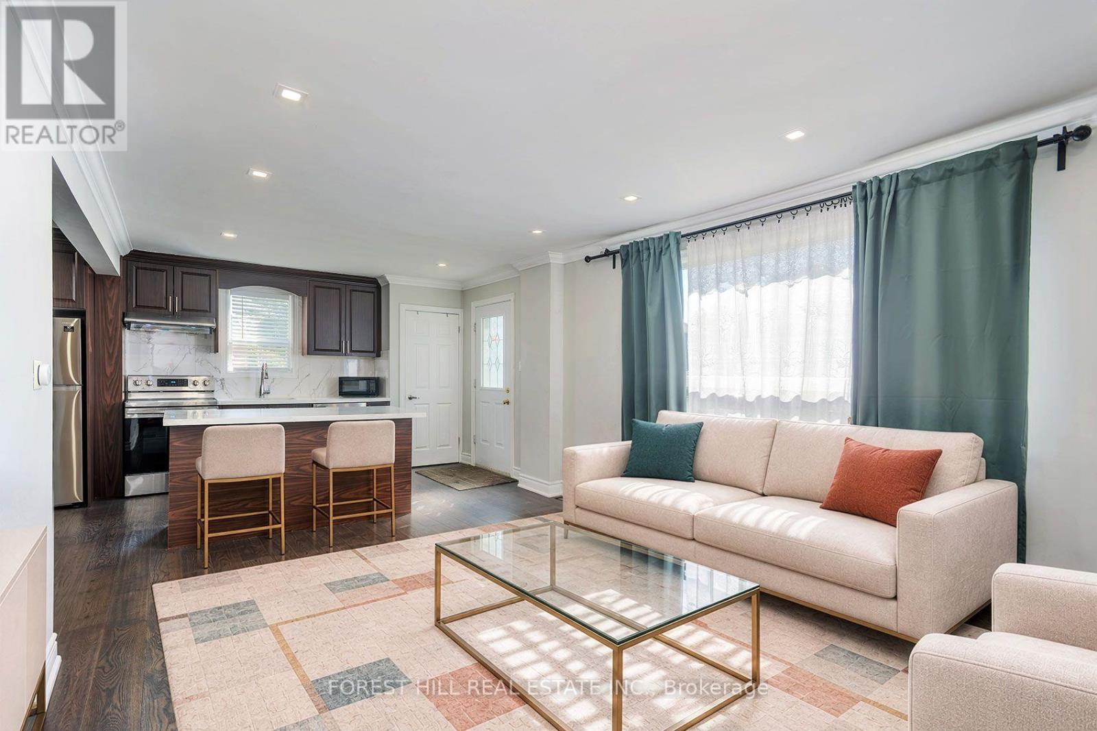 32 Stamford Square N Property Photo 7