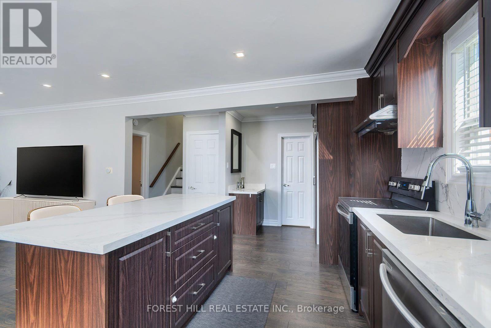 32 Stamford Square N Property Photo 8