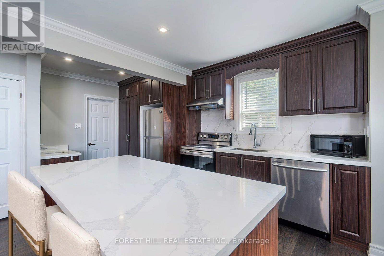 32 Stamford Square N Property Photo 10