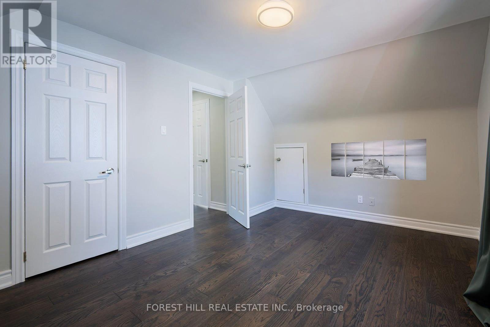 32 Stamford Square N Property Photo 12