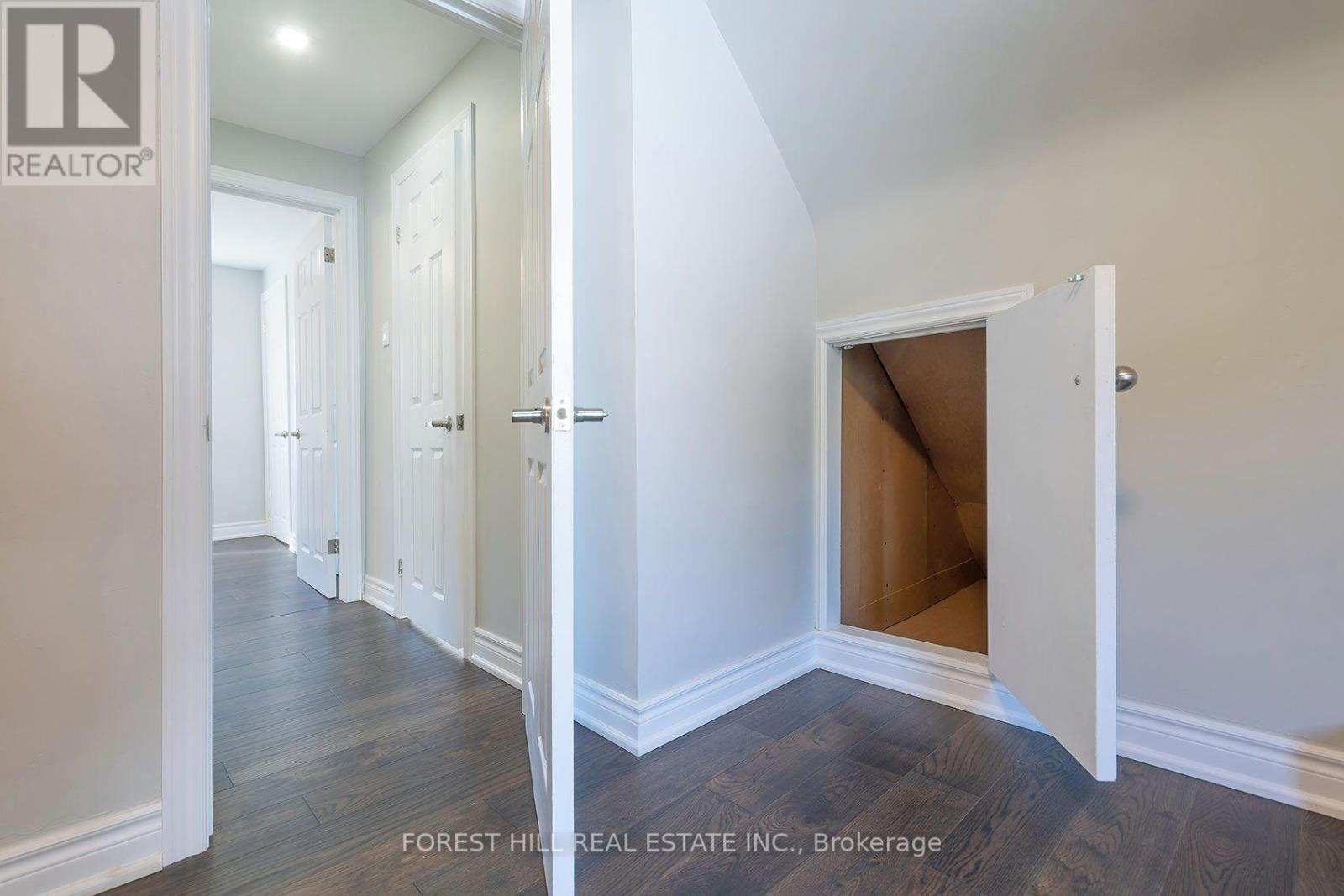 32 Stamford Square N Property Photo 13