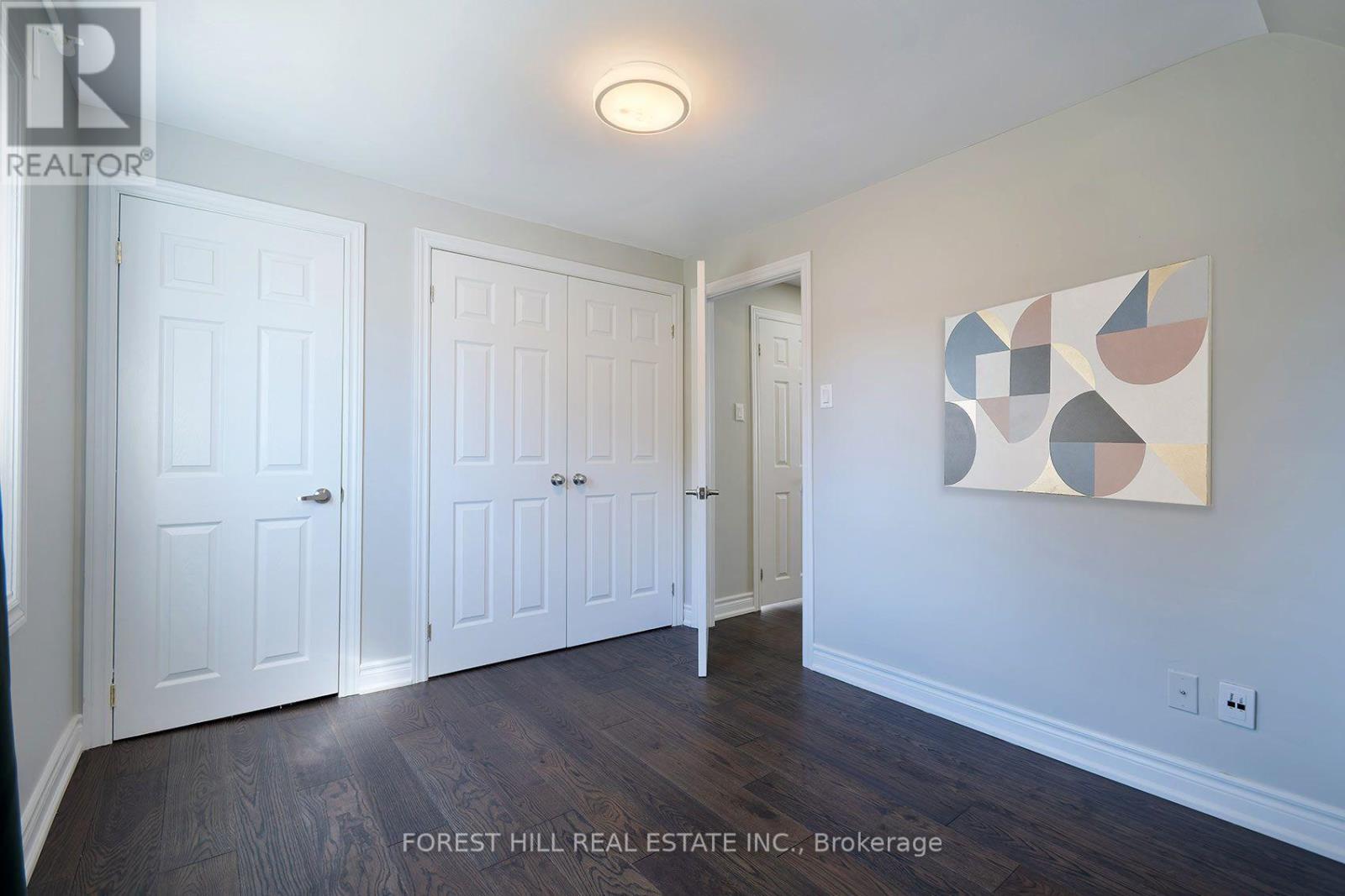 32 Stamford Square N Property Photo 15