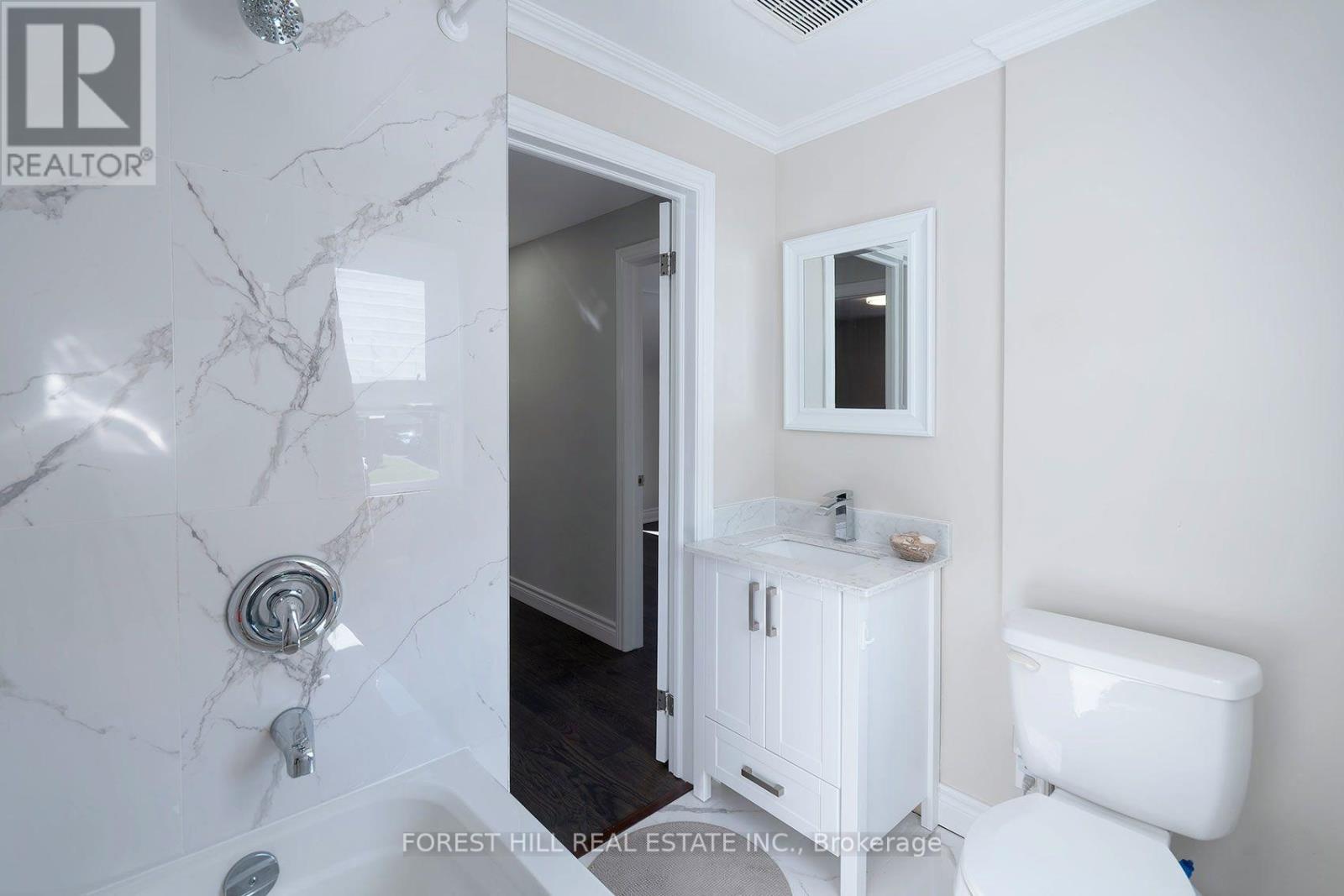 32 Stamford Square N Property Photo 16