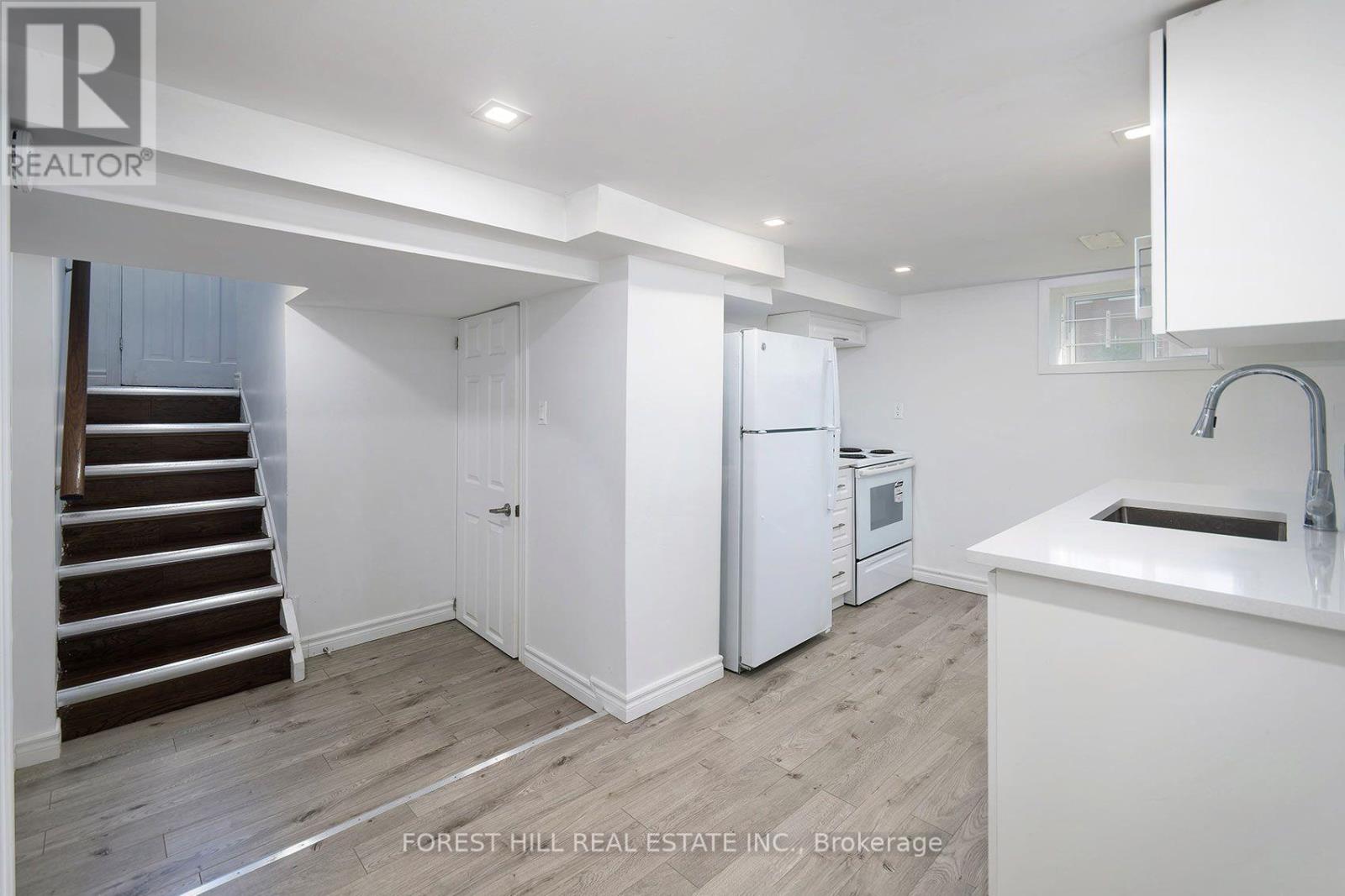 32 Stamford Square N Property Photo 23
