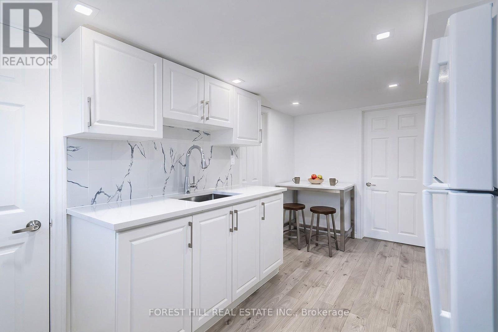32 Stamford Square N Property Photo 24