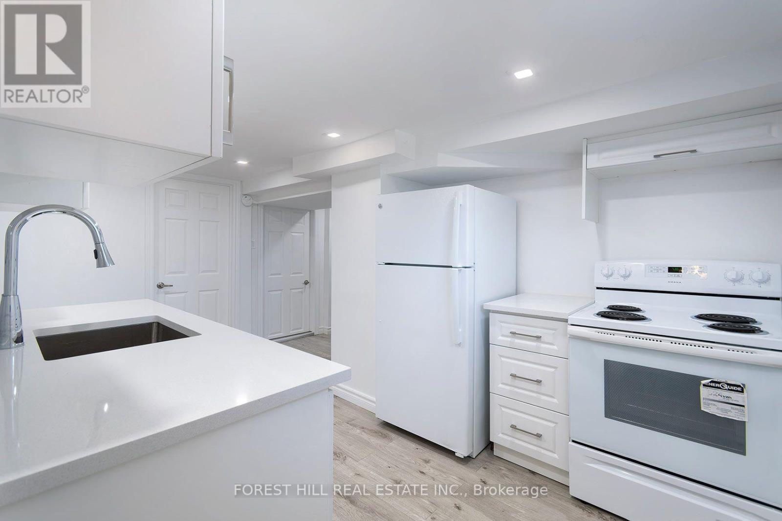 32 Stamford Square N Property Photo 26