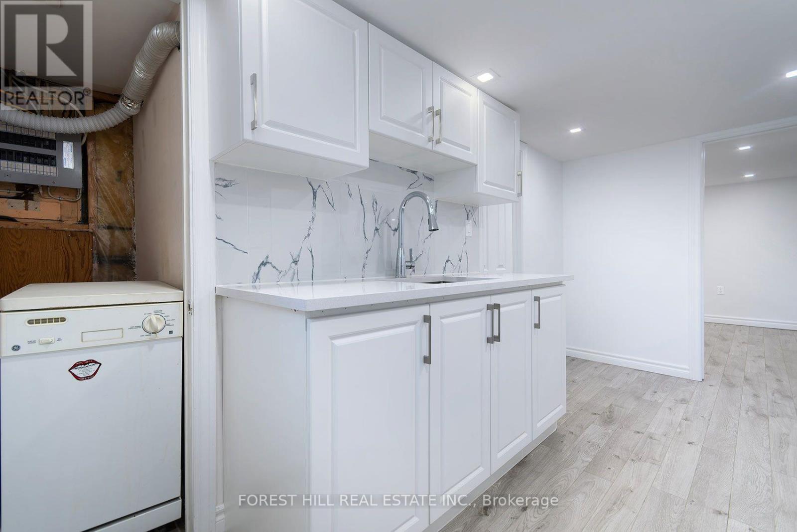 32 Stamford Square N Property Photo 27