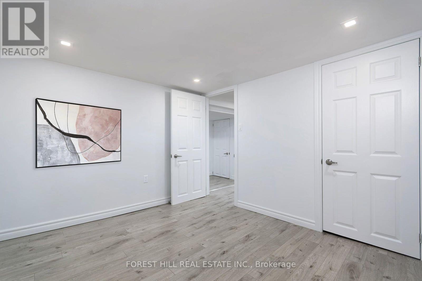 32 Stamford Square N Property Photo 29
