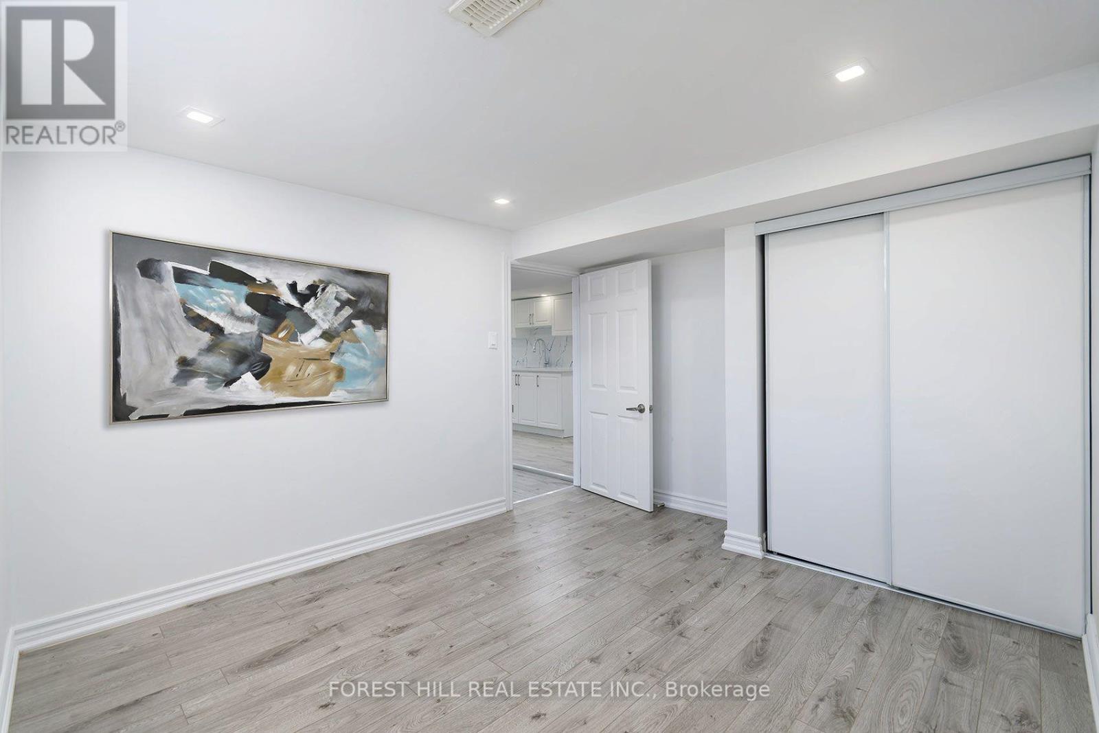 32 Stamford Square N Property Photo 31