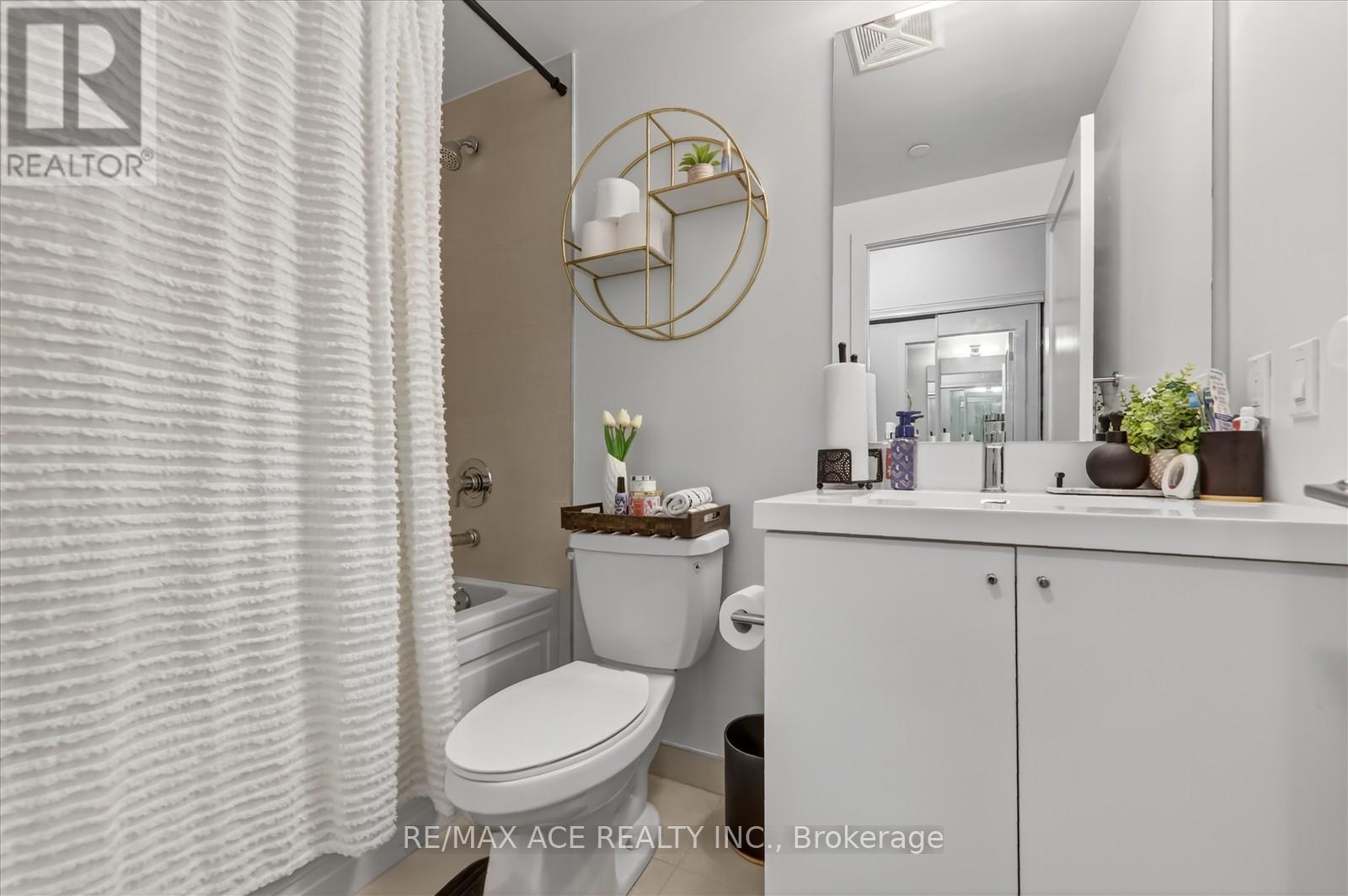 809 - 2550 Simcoe Street N Property Photo 15