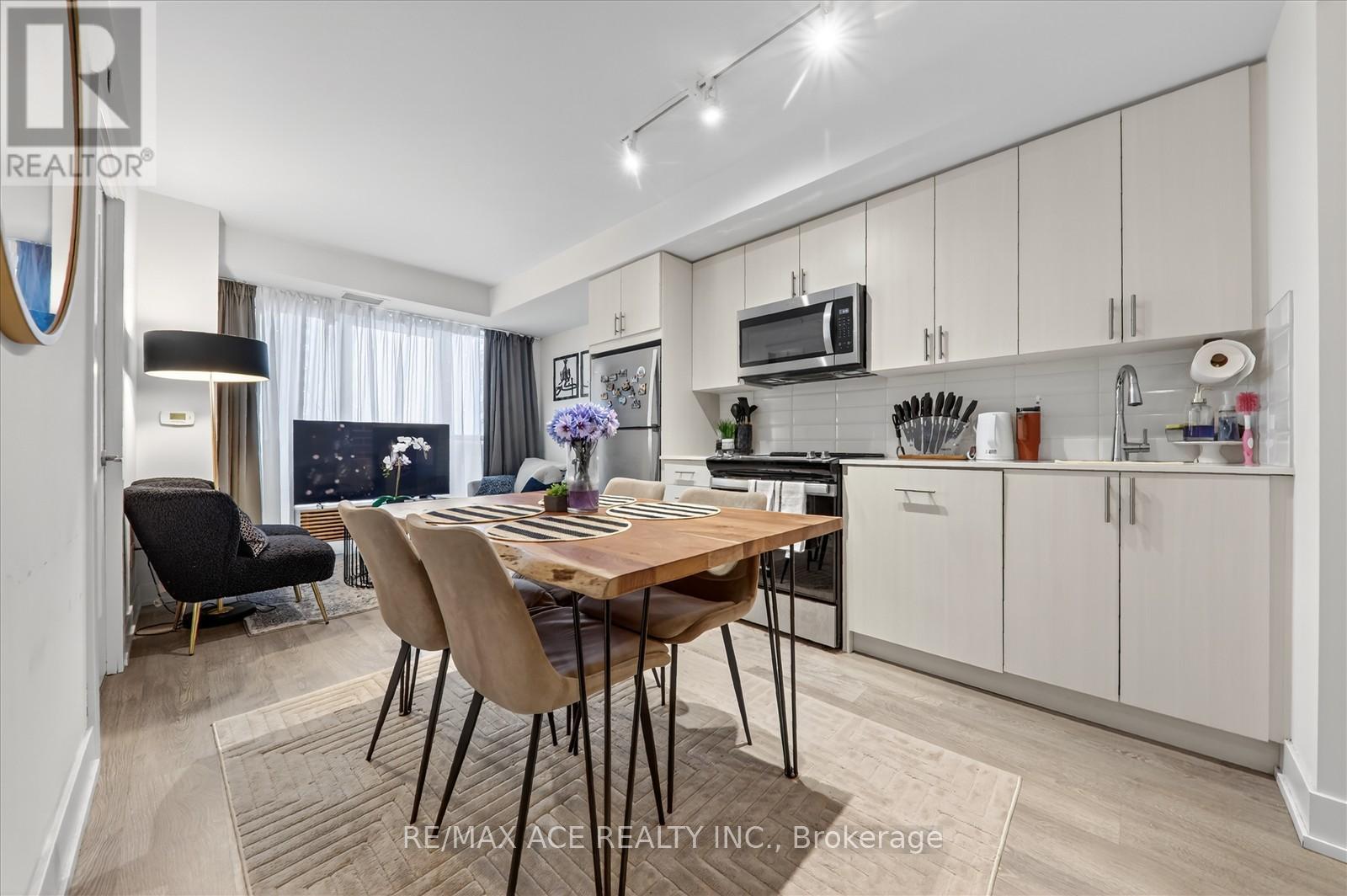 809 - 2550 Simcoe Street N Property Photo 20