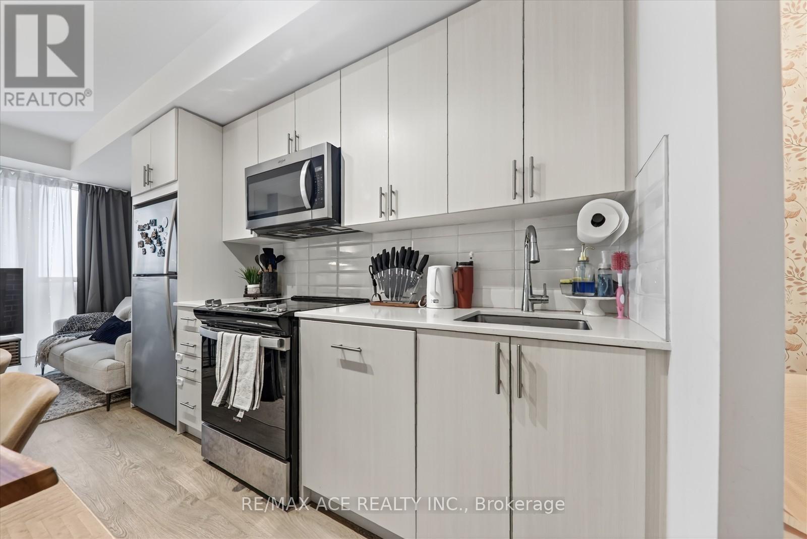 809 - 2550 Simcoe Street N Property Photo 22