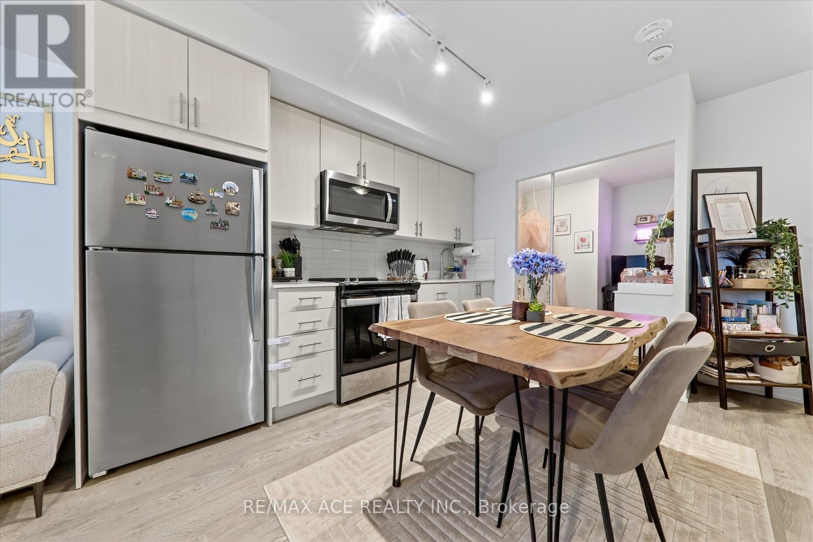 809 - 2550 Simcoe Street N Property Photo 23