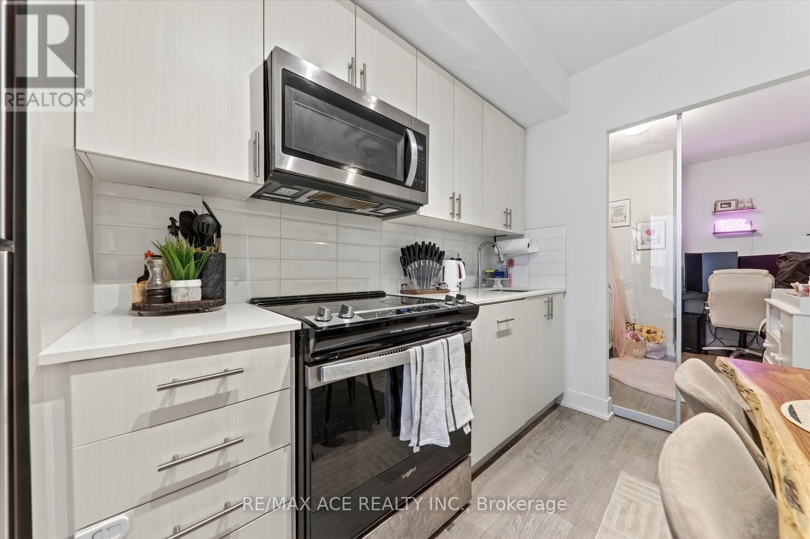 809 - 2550 Simcoe Street N Property Photo 24