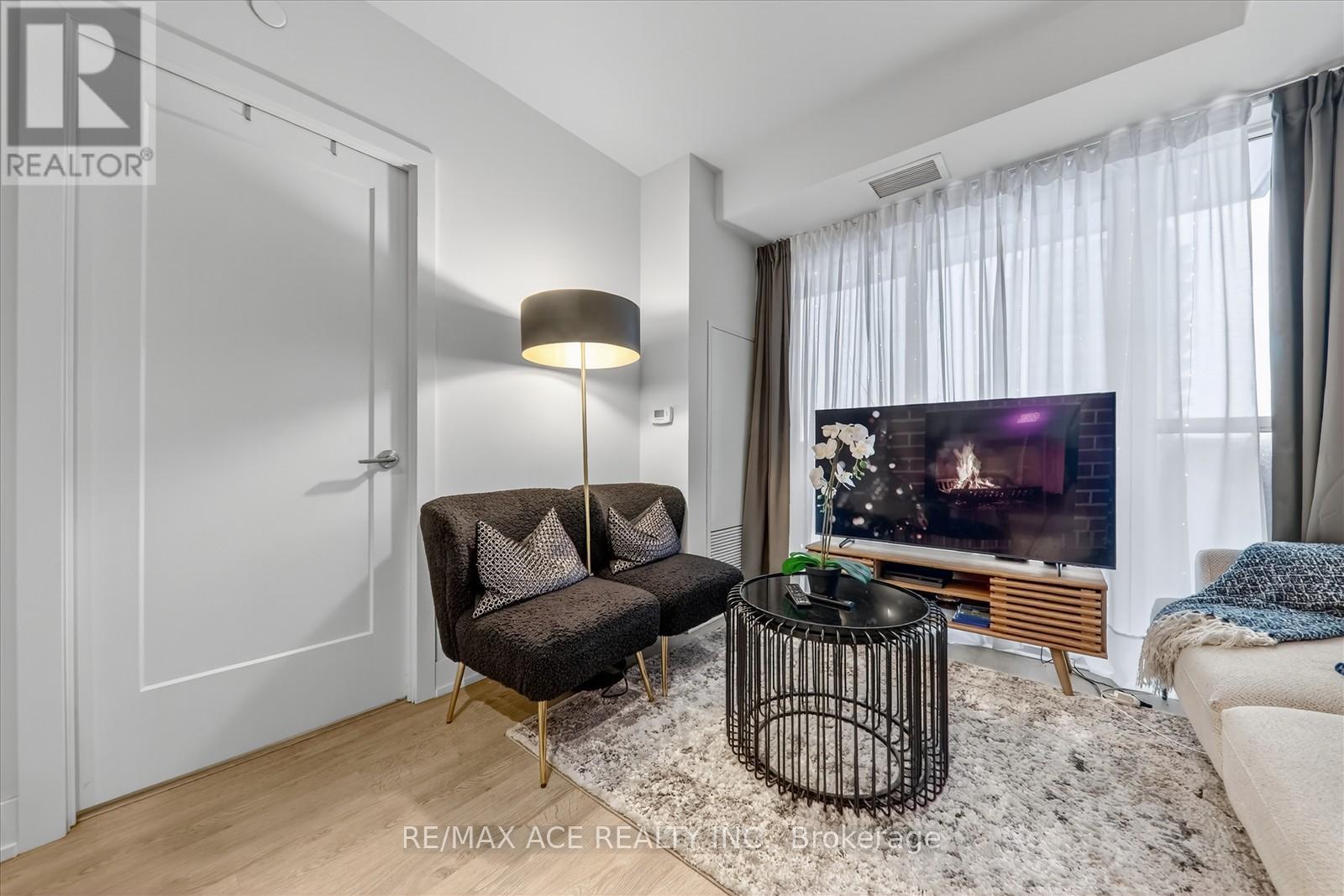 809 - 2550 Simcoe Street N Property Photo 26
