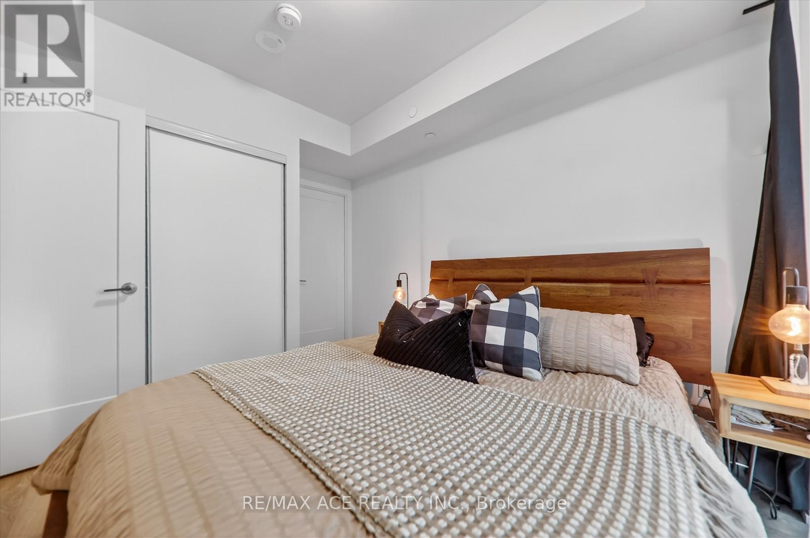 809 - 2550 Simcoe Street N Property Photo 31