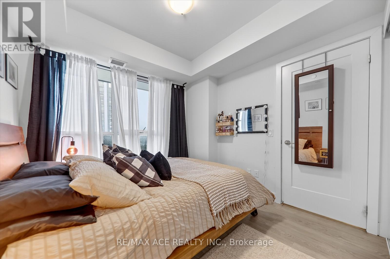 809 - 2550 Simcoe Street N Property Photo 32