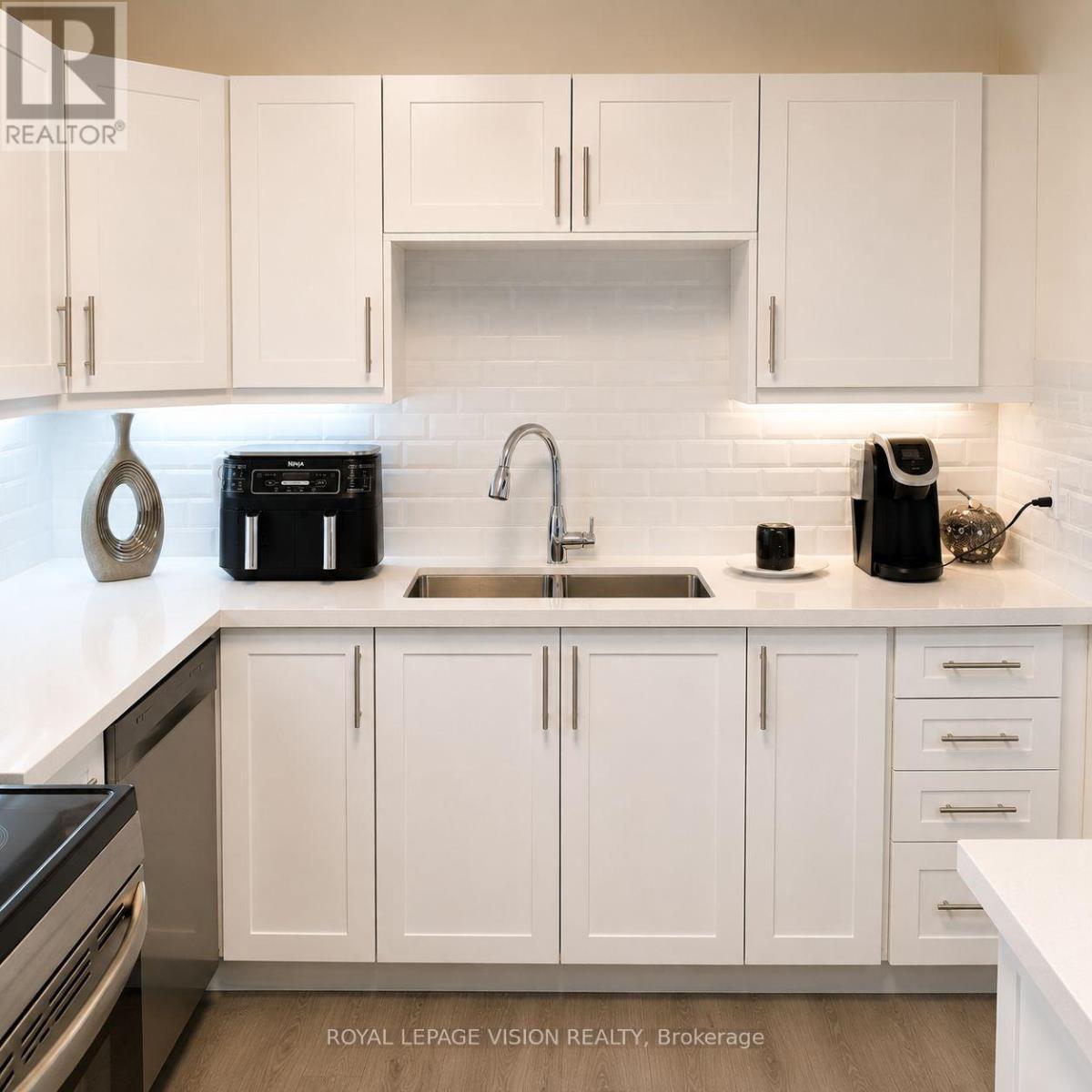 205 - 895 KENNEDY ROAD Property Photo 1