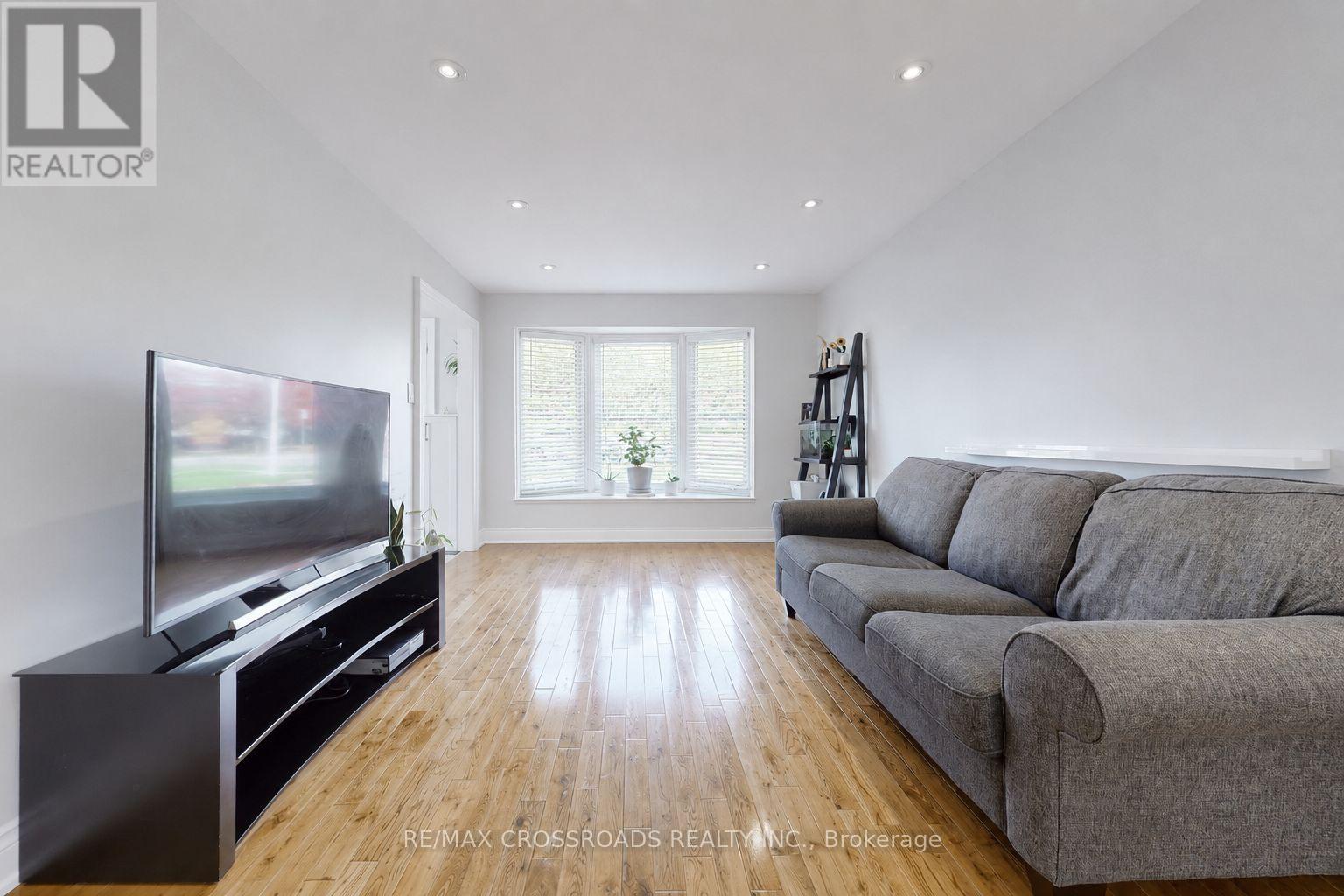 49 King Louis Crescent Property Photo 4