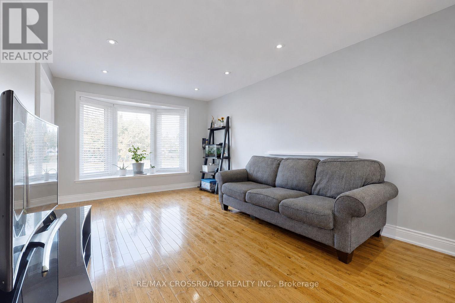 49 King Louis Crescent Property Photo 5