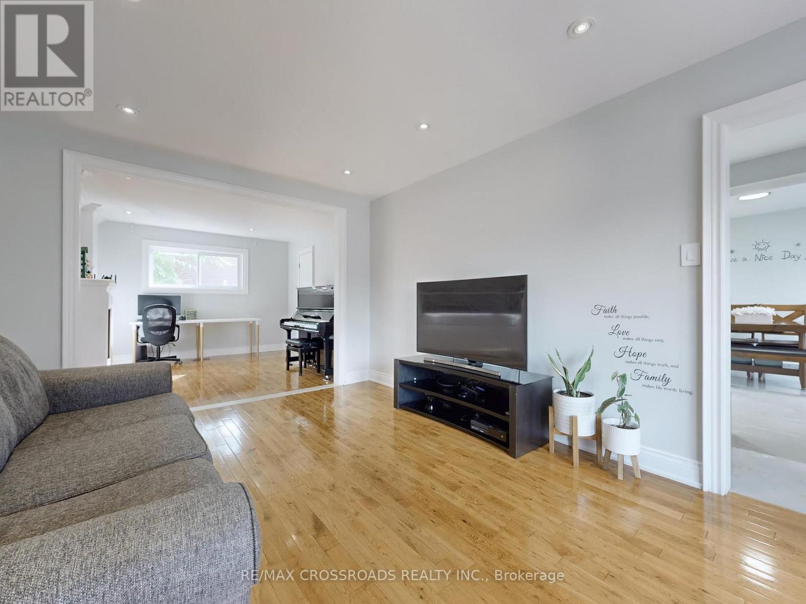 49 King Louis Crescent Property Photo 6