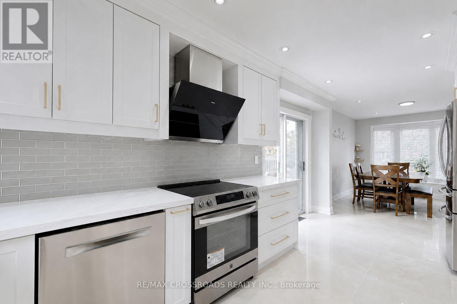 49 King Louis Crescent Property Photo 12