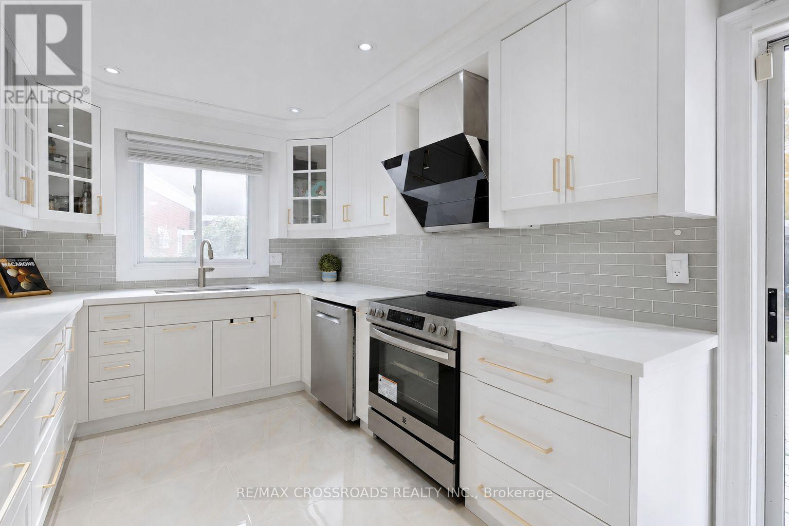 49 King Louis Crescent Property Photo 13