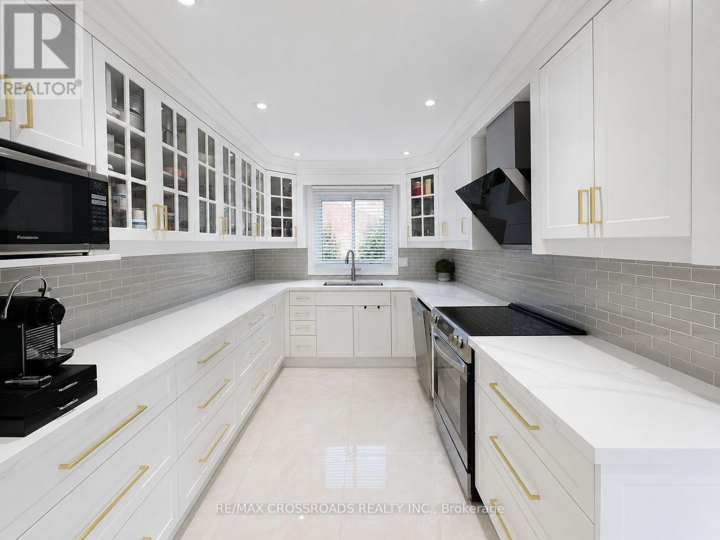49 King Louis Crescent Property Photo 14