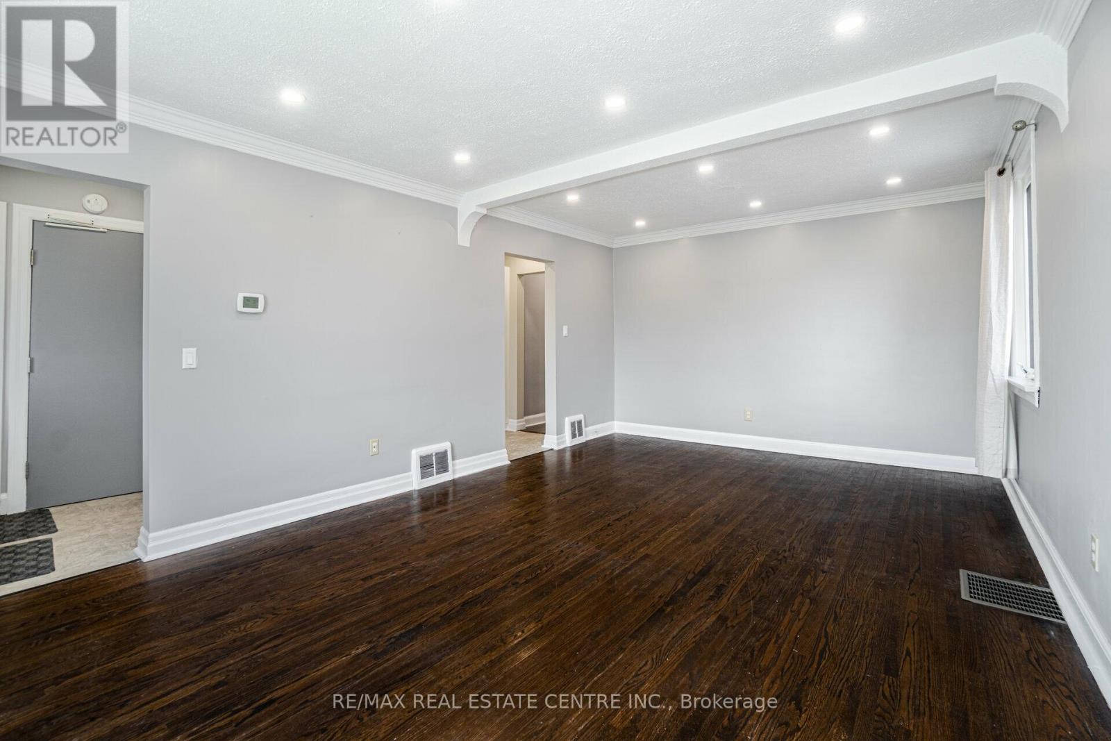 Upper Level - 102 Wilson Road S Property Photo 9