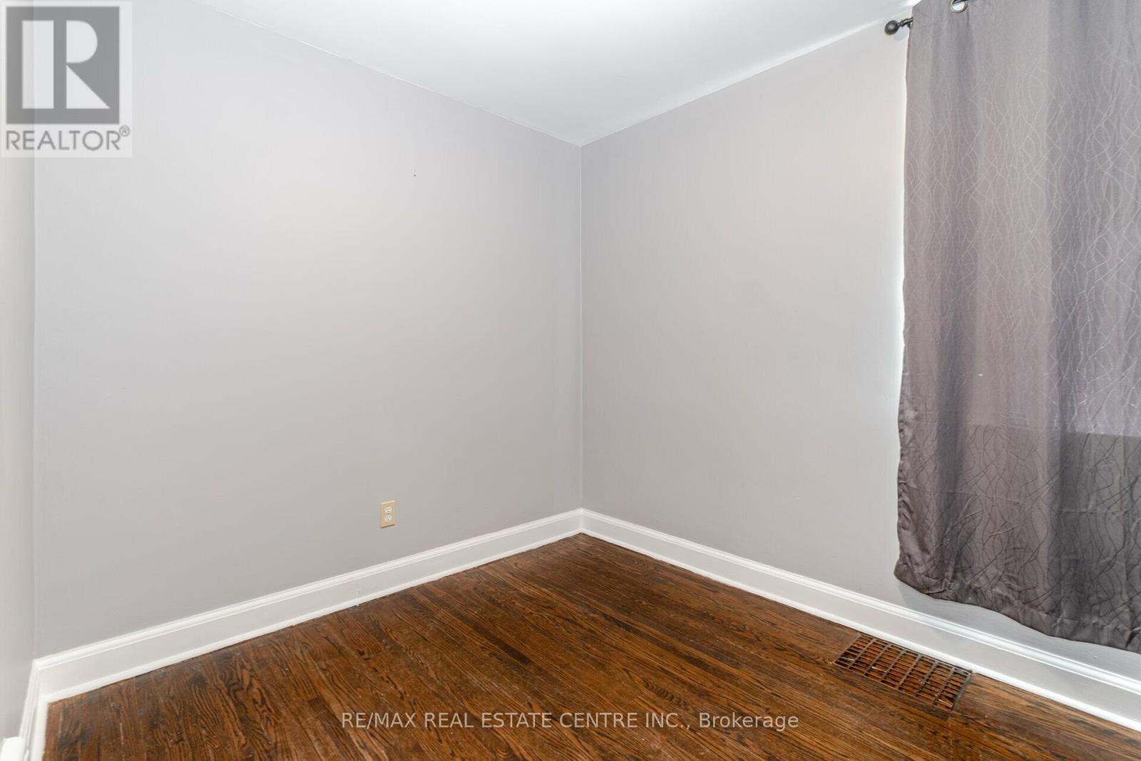 Upper Level - 102 Wilson Road S Property Photo 20