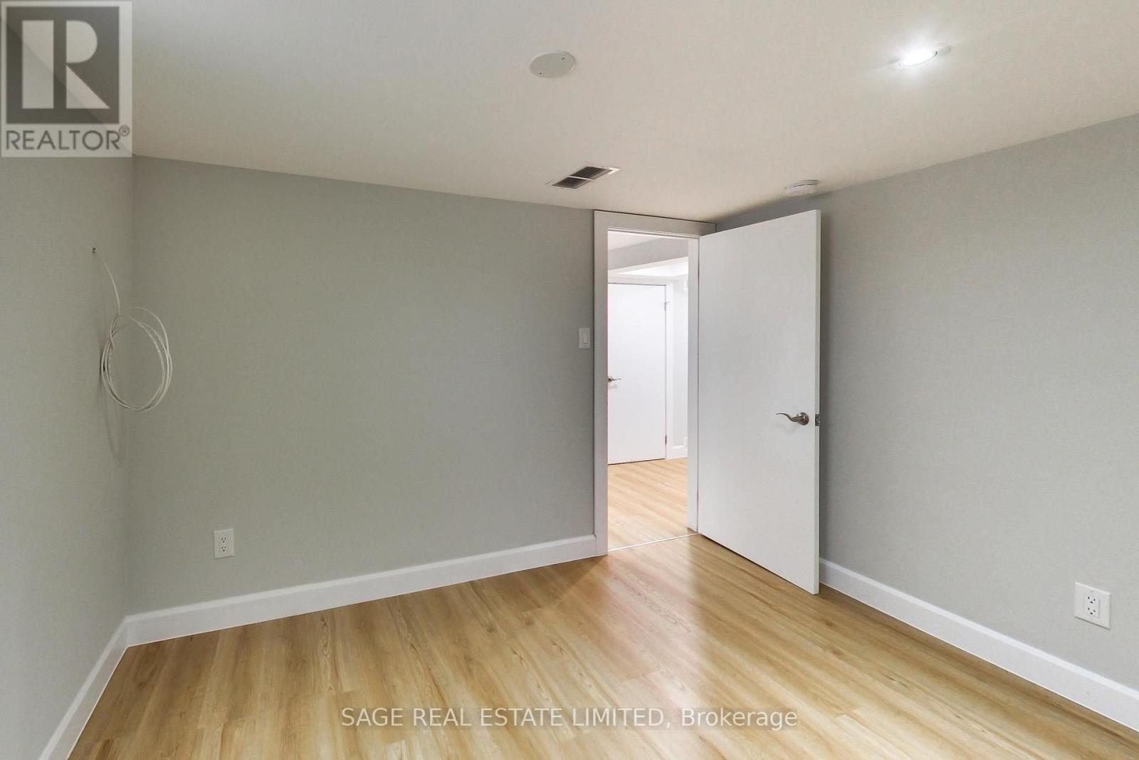 Lower - 2505 Gerrard Street E Property Photo 16