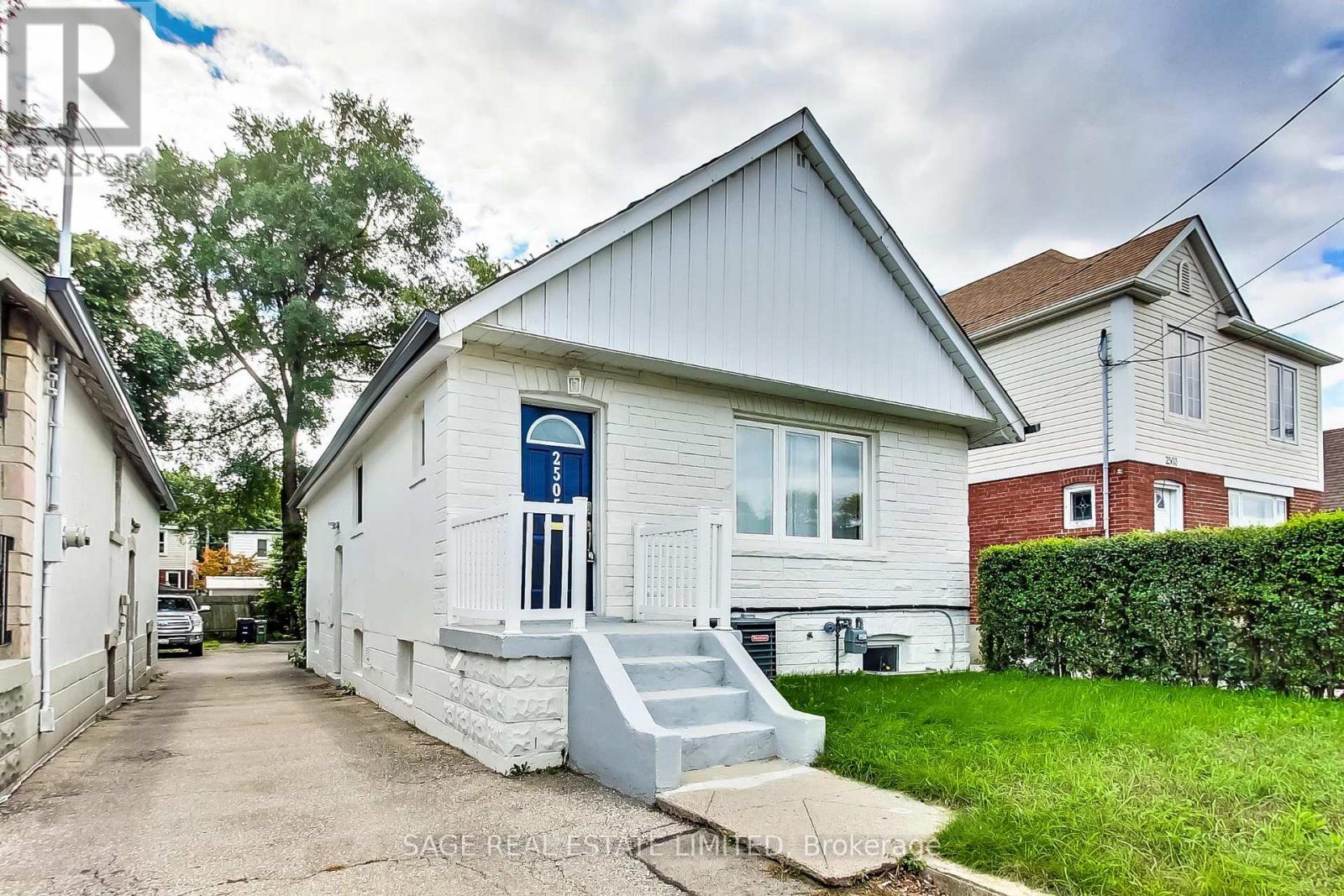 Lower - 2505 Gerrard Street E Property Photo 24