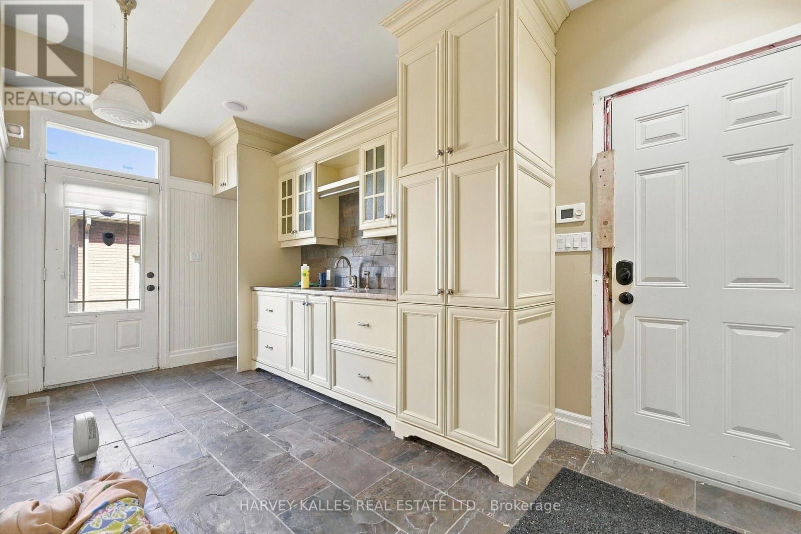 7472 Ashburn Road Property Photo 11